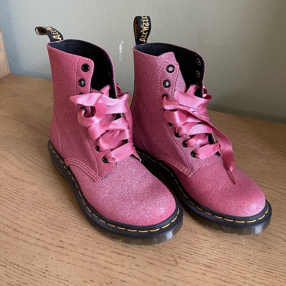 Dr. Martens Shoes - Rare? Don’t see them often! Too small in misses feet. Size 6!